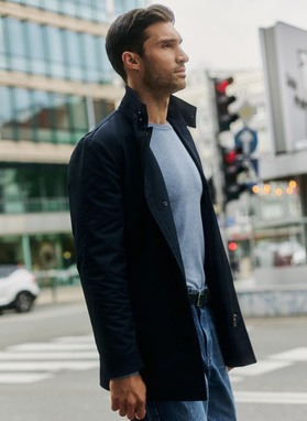 Granatowy płaszcz jesienny