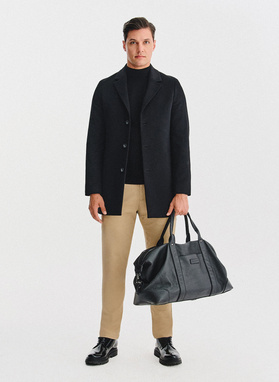 Czarny płaszcz z wełną