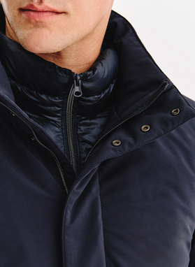 Granatowa kurtka z odpinanym kołnierzem