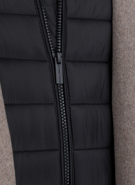 Beżowy płaszcz męski z odpinaną stójką