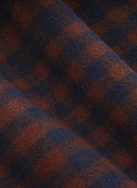 Brązowy szalik w kratę