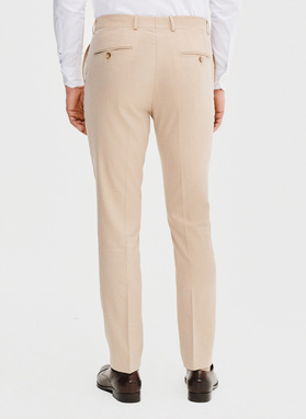 Beżowy garnitur męski