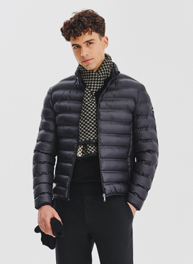 Czarna kurtka pikowana