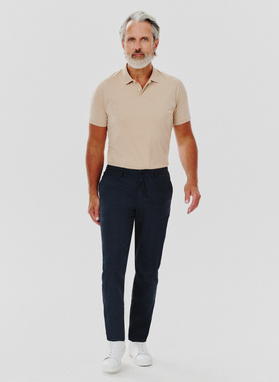 Męskie spodnie w kolorze granatowym w kratę