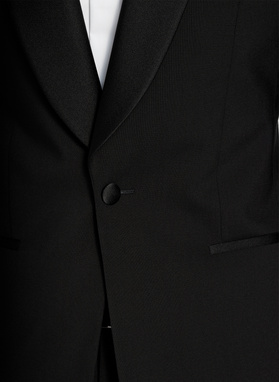 Smokingowa marynarka z poszerzonymi klapami szalowymi