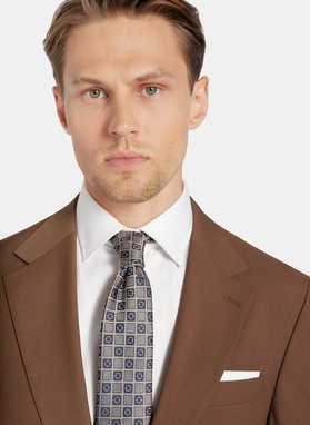 Gładki brązowy garnitur męski