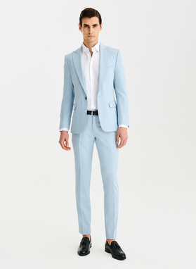 Błękitny garnitur męski