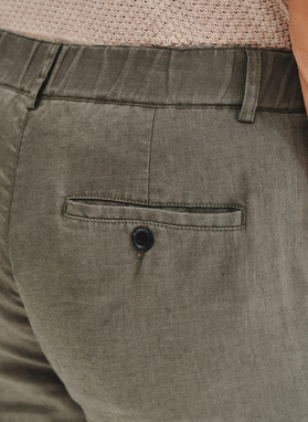 Lniane szorty męskie w kolorze zielonym