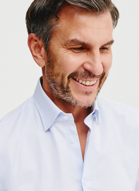 Gładka koszula męska w kolorze jasnoniebieskim