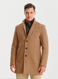 Beżowy płaszcz męski z odpinanym kołnierzem