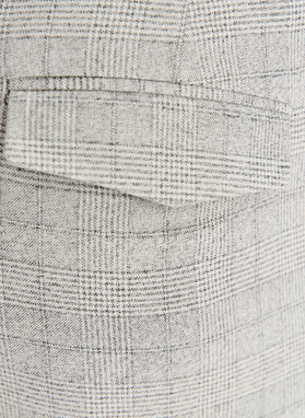 Szary garnitur męski w kratkę