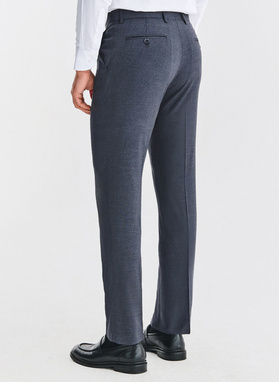 Granatowy garnitur męski