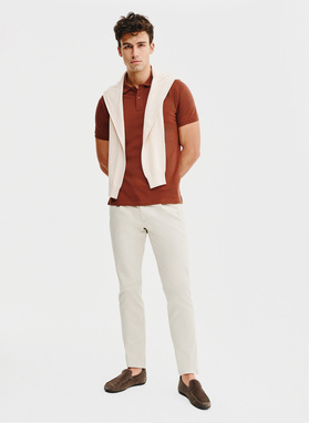 Beżowe spodnie z zaszewkami