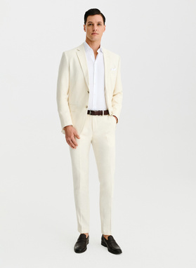 Beżowy garnitur męski z lnem