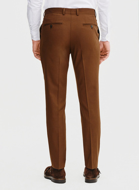 Brązowy garnitur męski