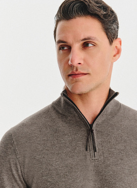 Brązowy sweter z rozpinaną stójką