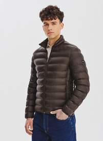 Brązowa kurtka pikowana