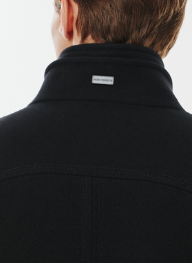 Czarny płaszcz męski zapinany na guziki