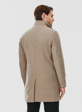 Beżowy płaszcz męski z odpinaną stójką