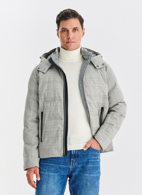 Szara kurtka w kratę z odpinanym kapturem