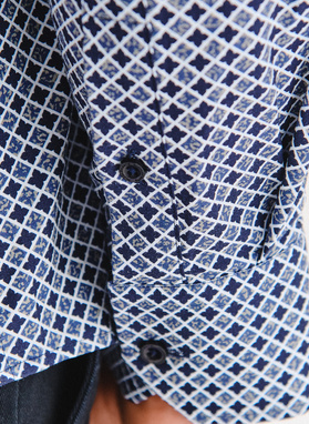 Granatowa koszula we wzór geometryczny