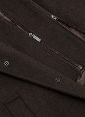 Brązowy płaszcz męski z odpinaną stójką