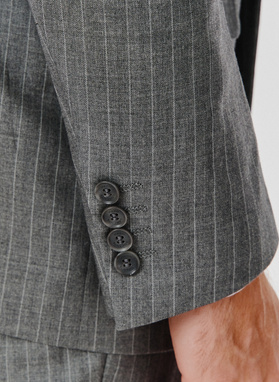 Szara marynarka garniturowa w prążek