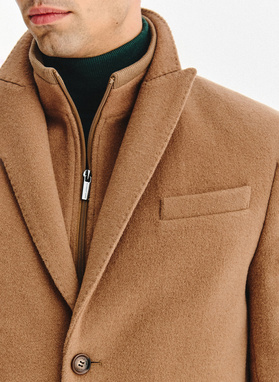 Kamelowy płaszcz męski z odpinaną stójką