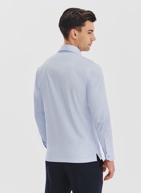 Jasnoniebieska koszula z dzianiny