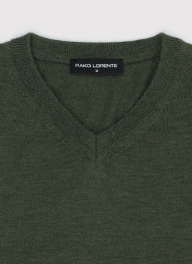 Wełniany sweter w kolorze zielonym