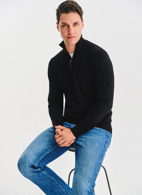 Czarny sweter z rozpinaną stójką