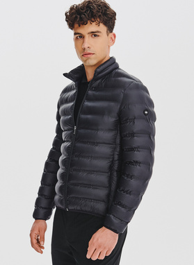 Czarna kurtka pikowana