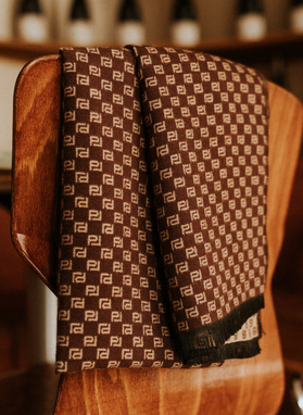 Brązowy szalik męski z beżowym sygnetem PL