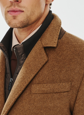 Kamelowy płaszcz męski z odpinaną stójką