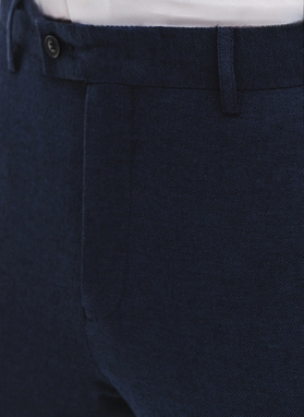 Granatowy garnitur męski z lnem