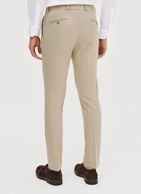 Beżowy garnitur męski