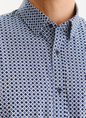 Granatowa koszula we wzór geometryczny