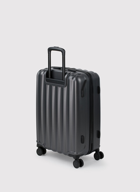 Średnia ciemnoszara walizka ze żłobieniami