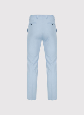 Błękitny garnitur męski