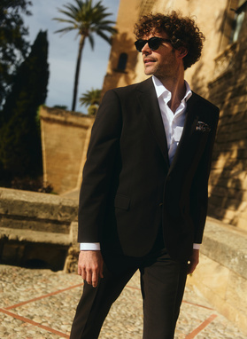 Gładki brązowy garnitur męski