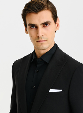 Czarny garnitur męski