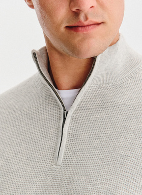 Szary sweter z rozpinaną stójką