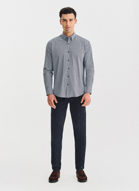 Granatowa koszula we wzór geometryczny