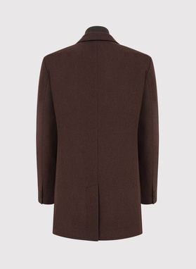 Brązowy płaszcz męski z odpinanym kołnierzem