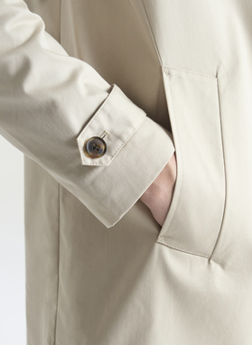 Beżowy wiosenny płaszcz męski