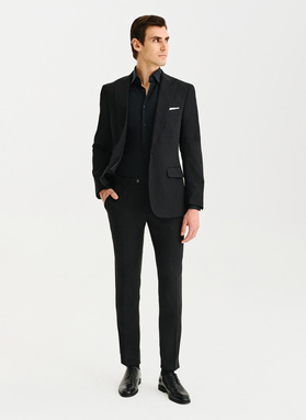 Czarny garnitur męski