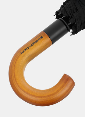 Czarny parasol z drewnianą rączką