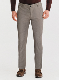 Brązowe spodnie chino