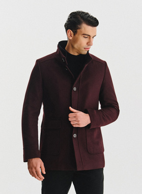 Bordowy płaszcz zapinany na guziki