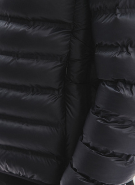 Czarna kurtka pikowana